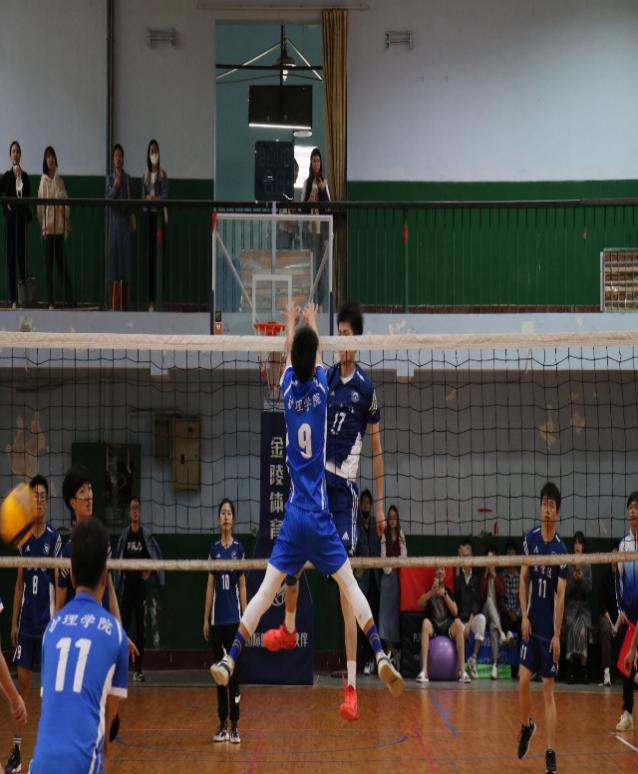 一群人在踢足球中度可信度描述已自动生成 一群人在踢足球中度可信度描述已自动生成