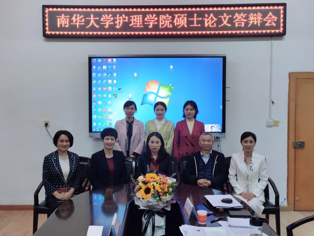 研究生与答辩委员合影 研究生与答辩委员合影